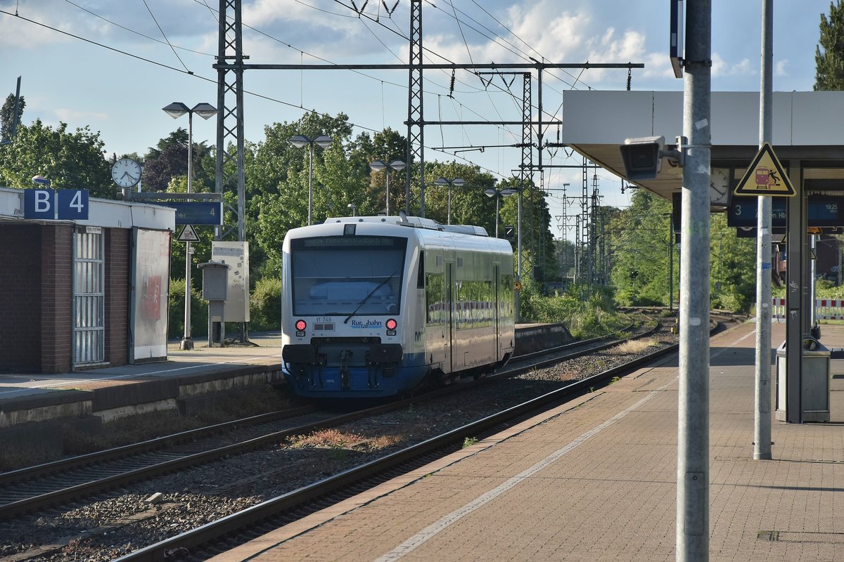 VT 742 als RB34 nach Mönchengladbach verlässt Rheydt Hbf am 12.6.2019 