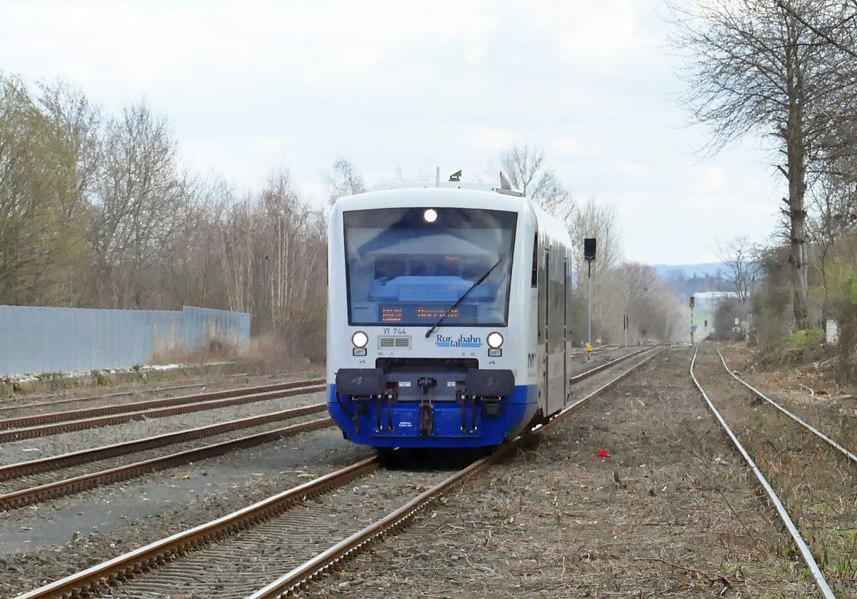 VT 744 (BR 650) der Rurtalbahn als Bördeexpress (Euskirchen - Düren) bei der Einfahrt in den Bf Zülpich - 07.03.2020