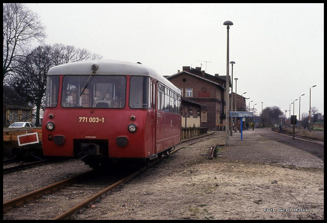 VT 771003 stand am 10.4.1994 im Bahnhof Hohenwulsch!