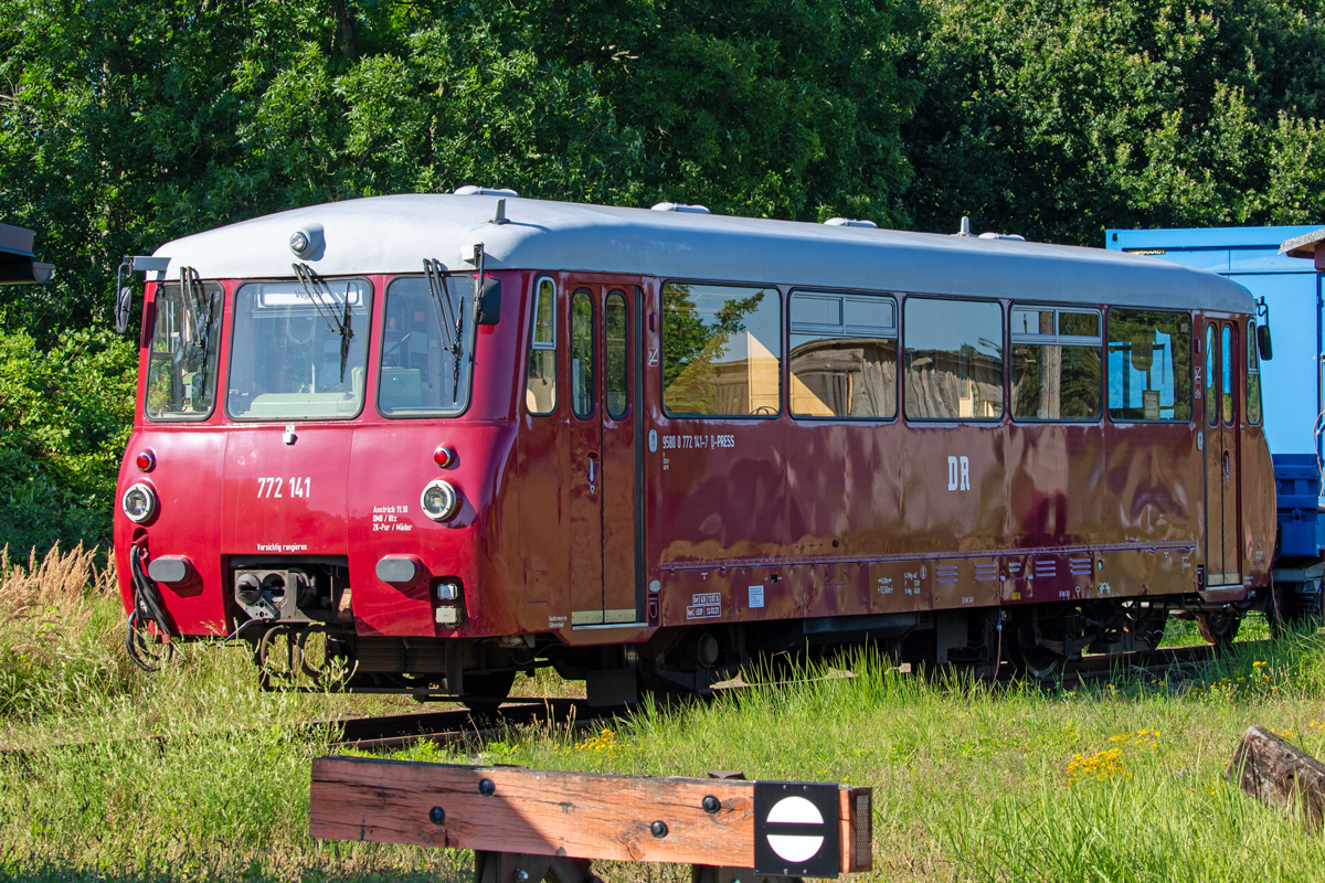 VT 772 141 hat die Press übernommen, er wurde in Putbus abgestellt aber die  Zugzielanzeige  zeigt noch den Bahnhof VEJPRITY an. - 12.08.2020




