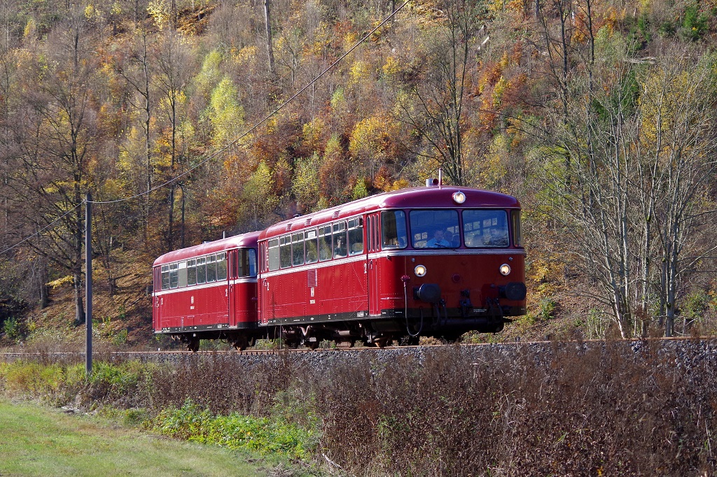 VT 798 + VS 998 der EFR am 27.10.2013 als N 8775 bei Drrenwaid gen Nordhalben. 