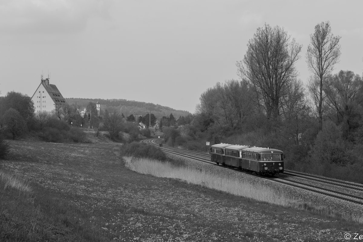 VT 798 652-4 mit 996 257 und 998 896-5 bei Aulendorf Zollenreute auf der Sonderfahrt nach Bregenz.
April 2016