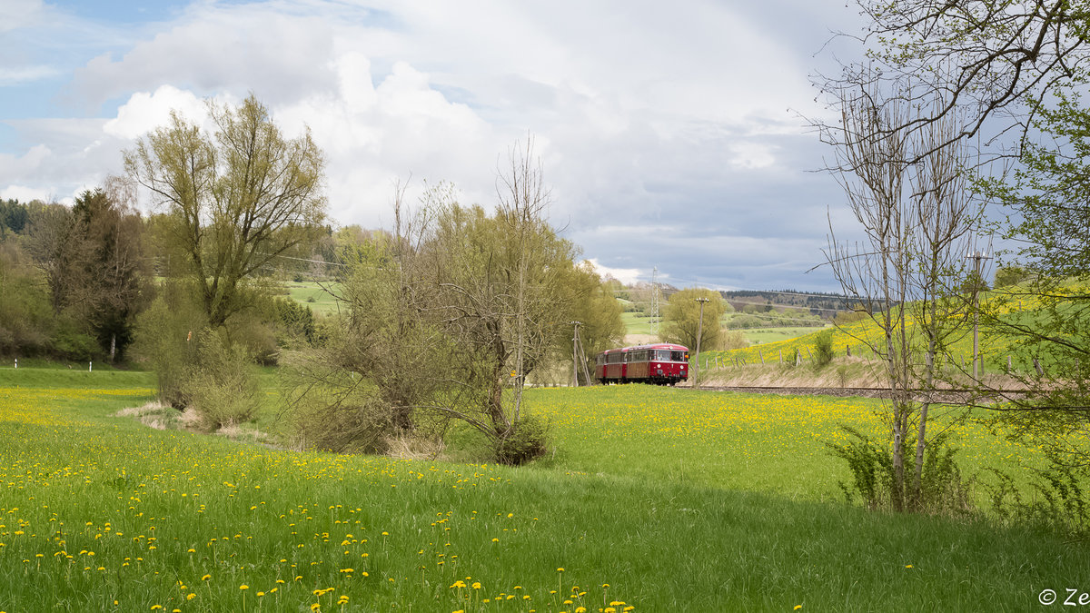 VT 798 der RAB bei der 3 Verbündefahrt am 14.05.2017, hier auf der ENAG-Strecke zwischen Gomadingen und Offenhausen. Das Fahrzeug, die Strecke und die Natur dazu = 1A Nebenbahnfeeling. : )