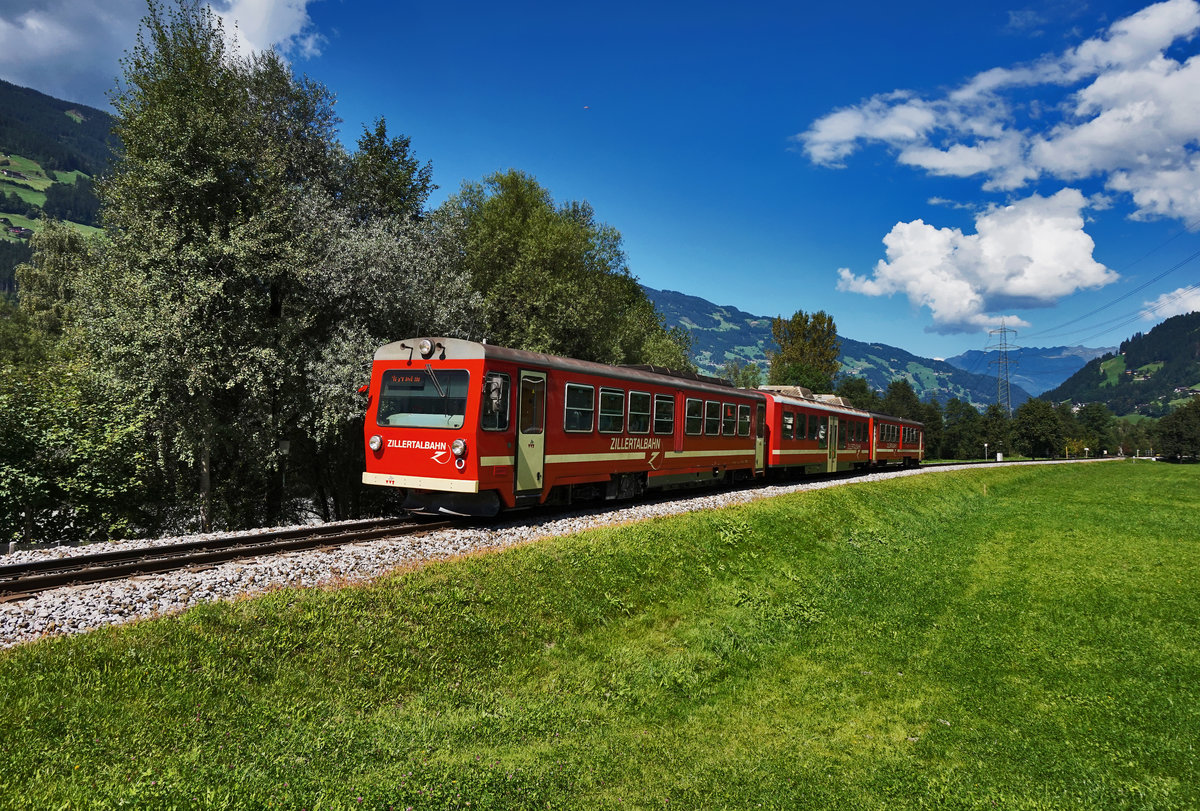 VT 8 und VT 6, fahren mit dem R 143 (Jenbach Zillertalbahnhof - Mayrhofen im Zillertal), nahe Bichl im Zillertal vorüber.
Aufgenommen am 31.8.2016.