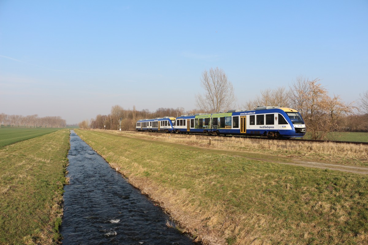 VT 804/802 des Harzelbe Express kurz vor Halberstadt auf seinem Weg nach Thale bzw Goslar am 19.03.2015