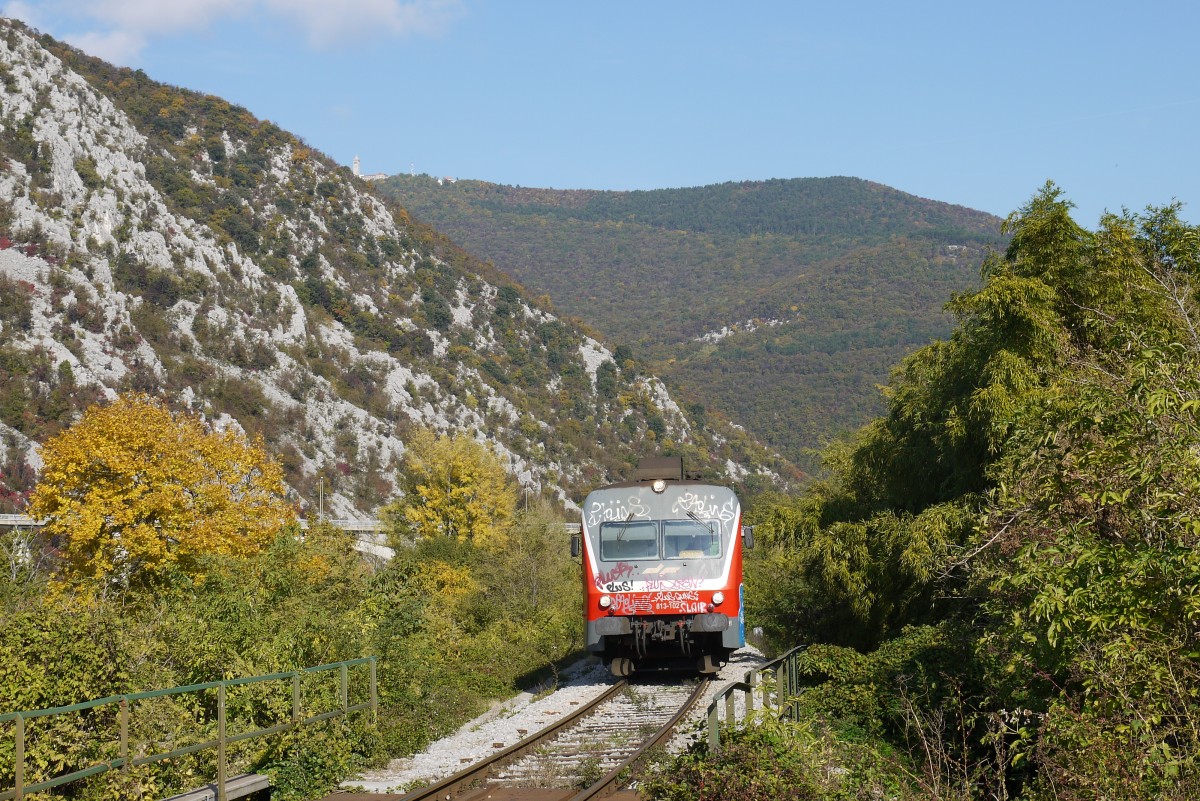 VT 813-102 der Slowenischen Staatsbahn SZ bei der Einfahrt in den Hp Solkan, die letzte Station vor dem Ende der Wocheinerbahn Jesenice - Nova Gorica, 28.10.11
