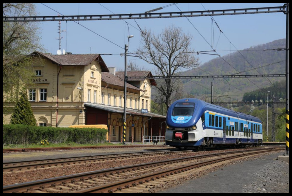 VT 844004-2 aus Most in Straz nad Ohre um 13.18 Uhr pünktlich weiter nach Karlovy Vary. Der Zug hat die Nummer 7054.