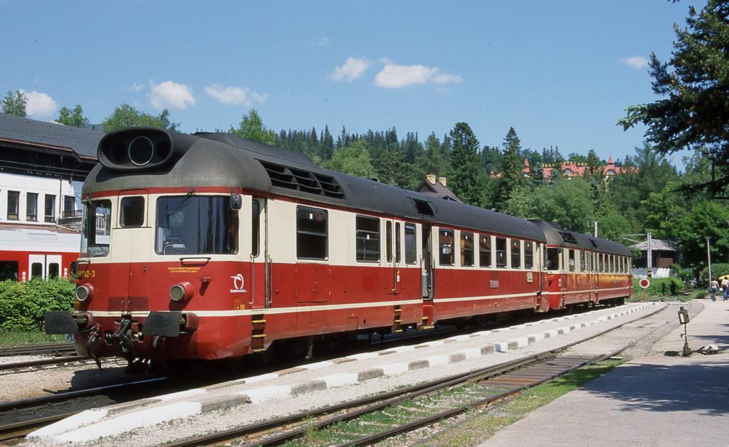 VT 850042 steht zusammen mit 850039 als Os im Bergbahnhof Tatranska
Lomnica. Dieser Zug fuhr am 4.6.2003 hinab ins Tal nach Studeny Potok.