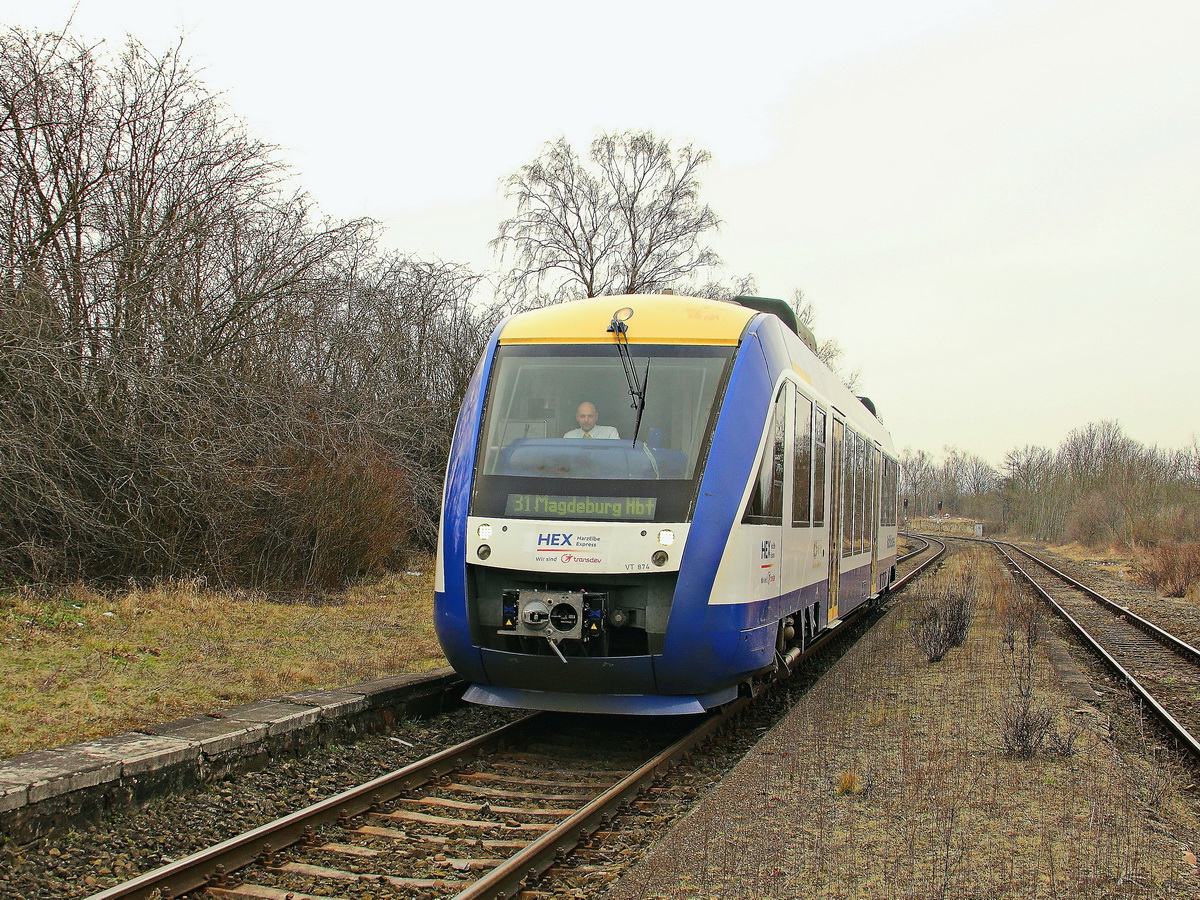 
VT 874 fährt am 17. Februar 2018 in den Haltepunkt Langenstein (Harz) ein.
