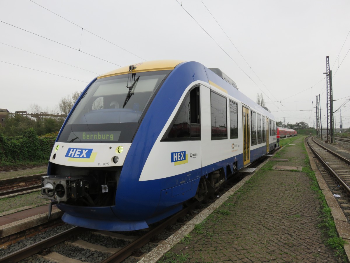 VT 875 am 23.10.2014 im Bahnhof von Halle Saale nach Bernburg 