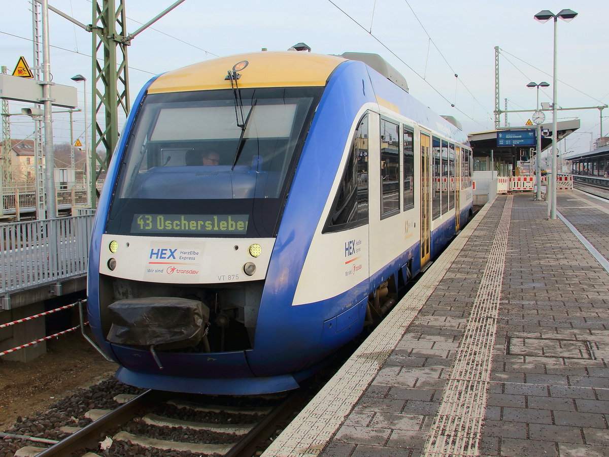 VT 875 auf Gleis 9 im Hauptbahnhof von Magdeburg als RB 43 nach Oschersleben am 17. Februar 2018. 