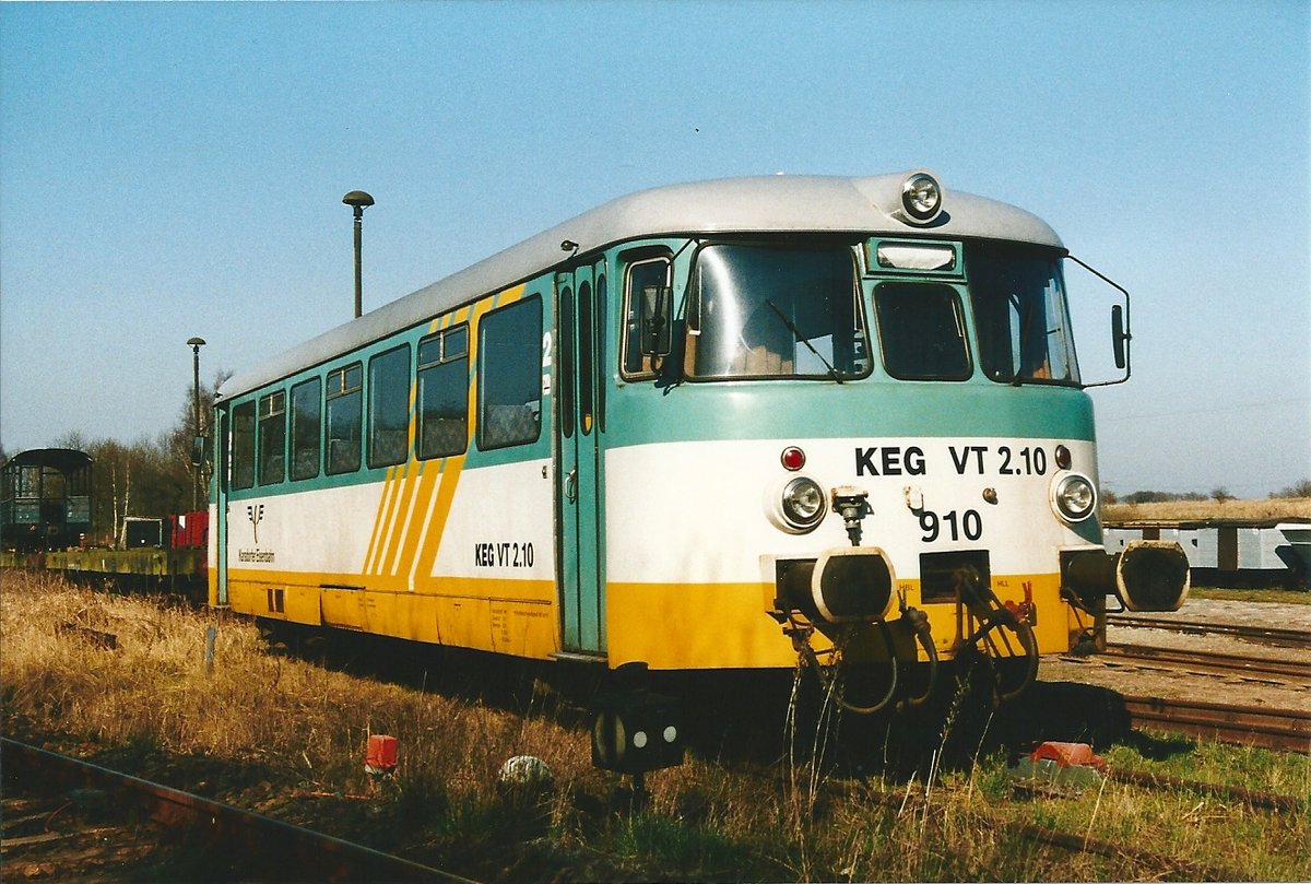 VT 910 der ehemaligen Karsdorfer Eisenbahn (ex AKN 2.10), abgestellt in Putbus am 9.4.04.