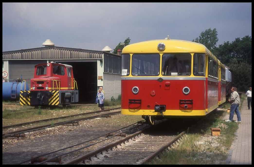 VT 9510111 KBEF als Sonderzug für den BDEF am 26.5.1995 im Quarzwerk in Frechen. Links hinten ist die O&K Werkslok vor dem Lokschuppen des Quarzwerkes zu sehen.