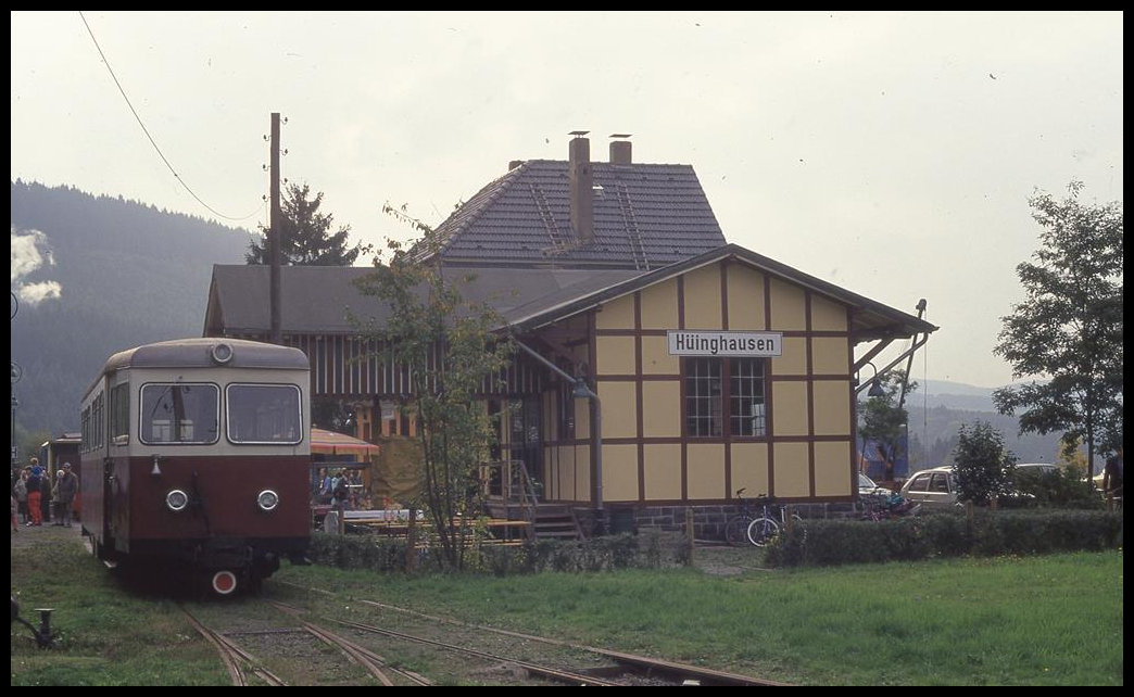 VT TW 4 vor dem schmucken Bahnhof in Hüinghausen am 2.10.1994.