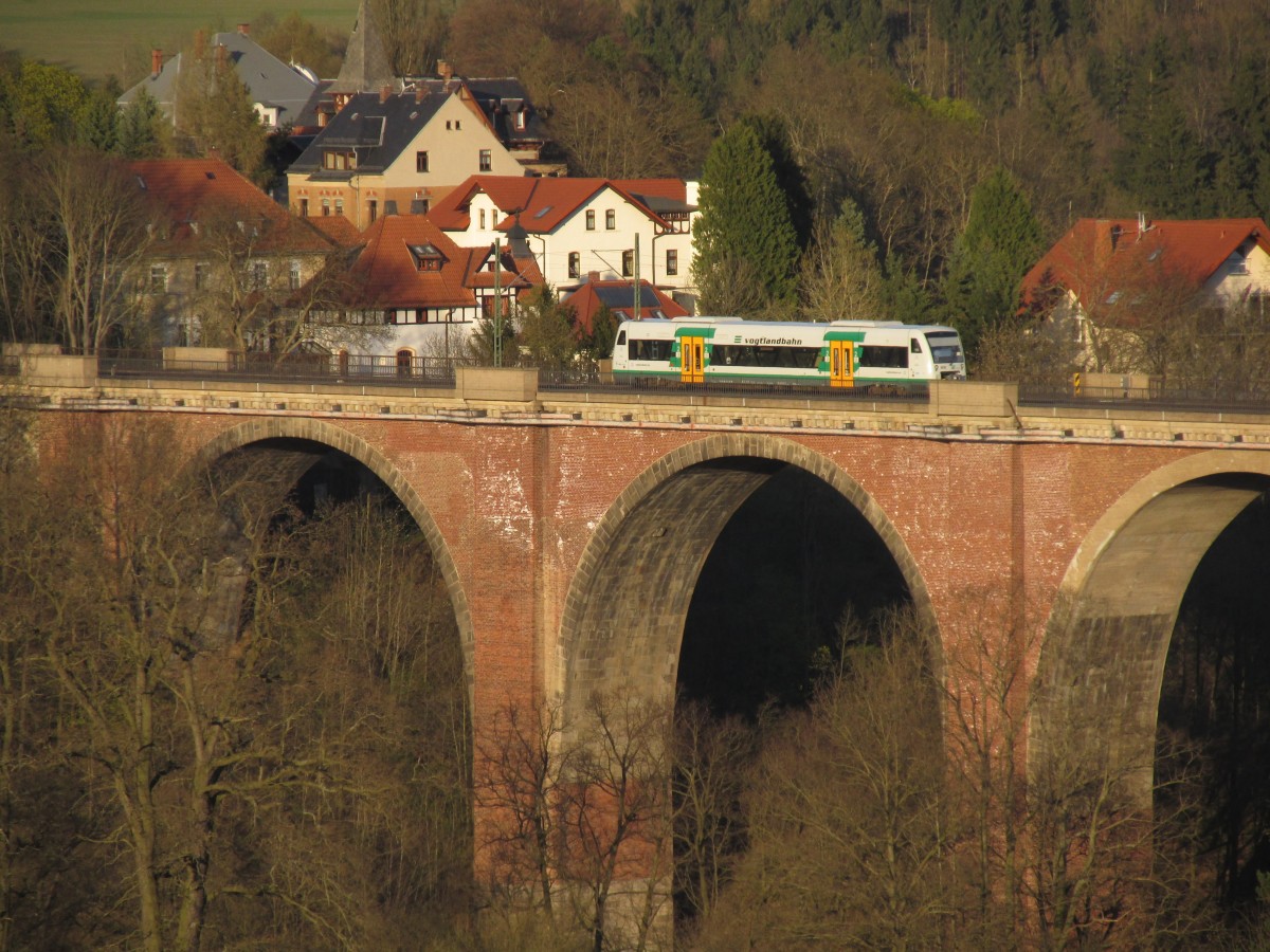 VT der Vogtlandbahn von Stadler auf dem Weg nach Falkenstein passiert gerade die Elstertalbrücke. Gesehen am 21.04.2015.