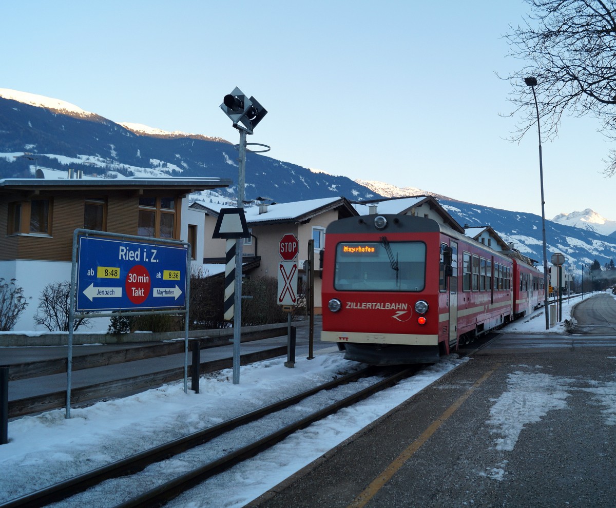 VT der Zillertalbahn ist am 12.02.2015 unterwegs als R 159 von Jenbach nach Mayrhofen und ist hier gerade nach dem erfolgten Halt in der Bedarfshaltestelle Ried im Zillertal beim Ausfahren.