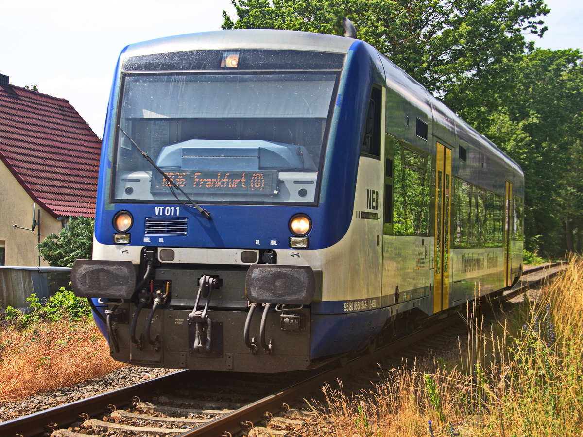 VT011- (NVR-Nummer 95 80 0650 543-3 D NEBB) der NEB Niederbarnimer Eisenbahn als RB 36 nach Frankfurt / Oder am 20. Juni 2021 in Niederlehme.

