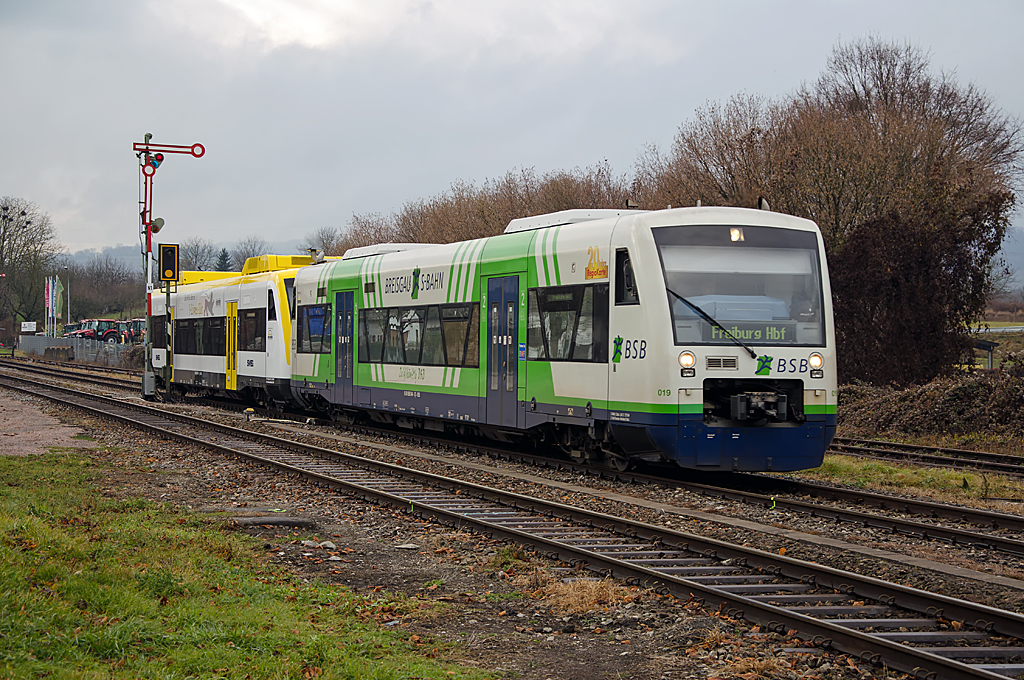 VT019 ( 95 80 0650 046-5 D-BSB ), Stadler Pankow GmbH, [D]-Berlin 37162, Baujahr 2002, Eigentümer: Breisgau-S-Bahn GmbH (BSB), erreicht am 14.12.2013 von Wasenweiler kommend den Bahnhof Gottenheim 