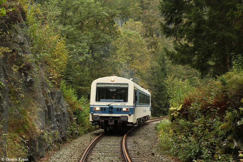 VT08 der Regentalbahn befuhr im Rahmen einer Fotosonderfahrt am 27.09.2014 die Strecke von Viechtach nach Gotteszell. Aufgenommen bei Gumpenried-Asbach.