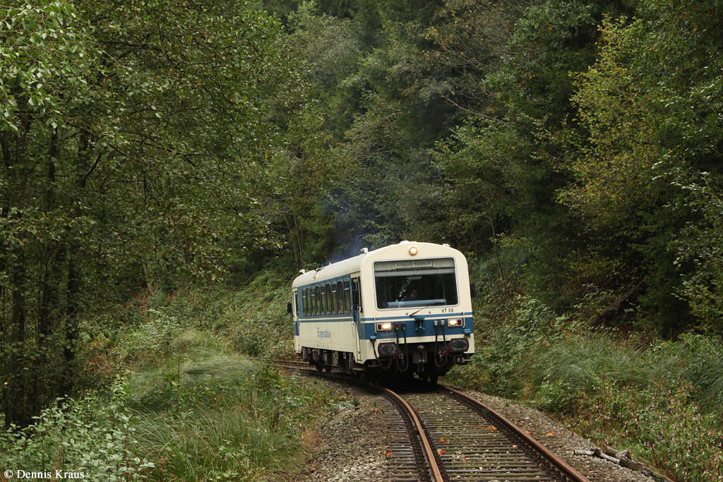 VT08 der Regentalbahn befuhr im Rahmen einer Fotosonderfahrt am 27.09.2014 die Strecke von Viechtach nach Gotteszell. Aufgenommen bei Gumpenried-Asbach.
