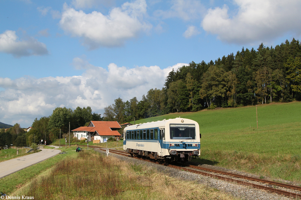 VT08 der Regentalbahn befuhr im Rahmen einer Fotosonderfahrt am 27.09.2014 die Strecke von Viechtach nach Gotteszell. Aufgenommen bei Gotteszell.