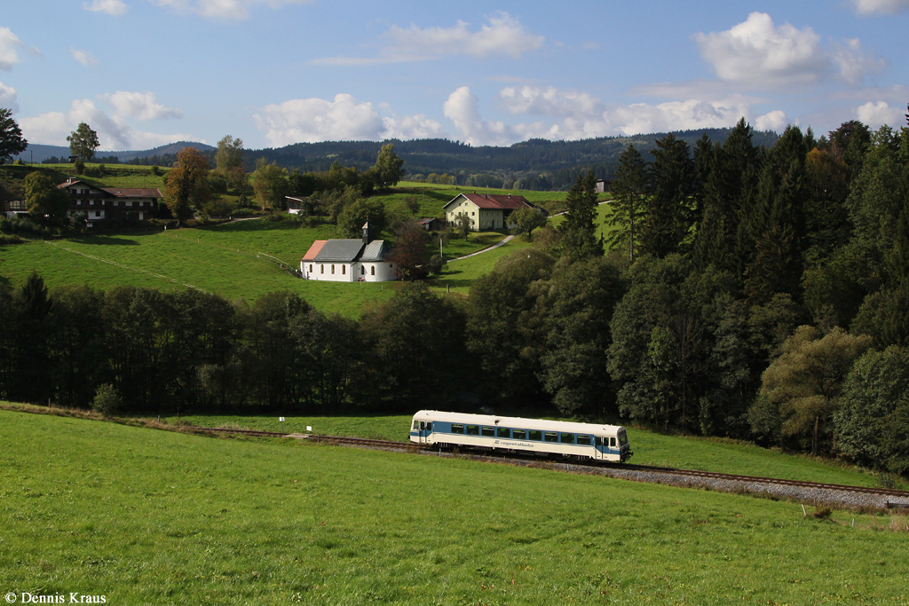 VT08 der Regentalbahn befuhr im Rahmen einer Fotosonderfahrt am 27.09.2014 die Strecke von Viechtach nach Gotteszell. Aufgenommen bei Ruhmannsfelden.

