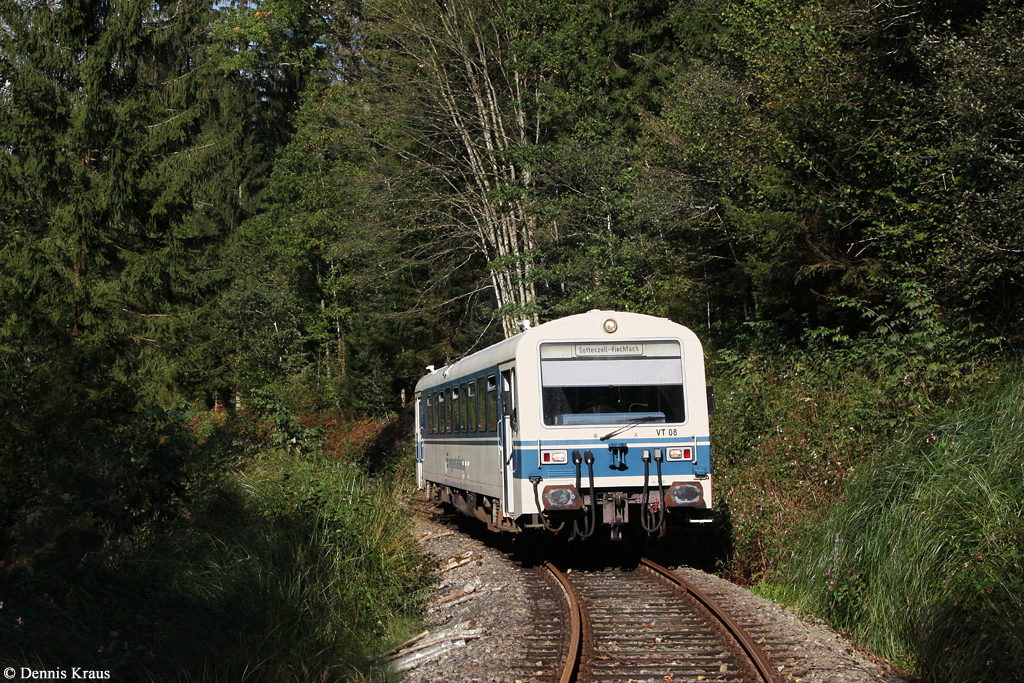 VT08 der Regentalbahn befuhr im Rahmen einer Fotosonderfahrt am 27.09.2014 die Strecke von Viechtach nach Gotteszell. Aufgenommen bei Gumpenried-Asbach.