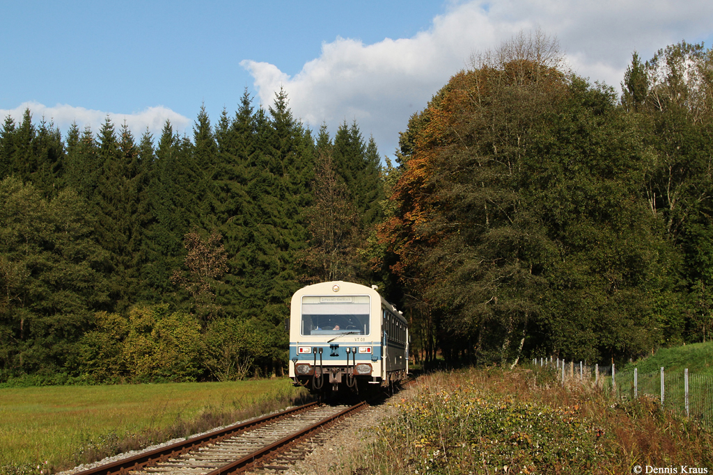 VT08 der Regentalbahn befuhr im Rahmen einer Fotosonderfahrt am 27.09.2014 die Strecke von Viechtach nach Gotteszell. Aufgenommen bei Gumpenried-Asbach.