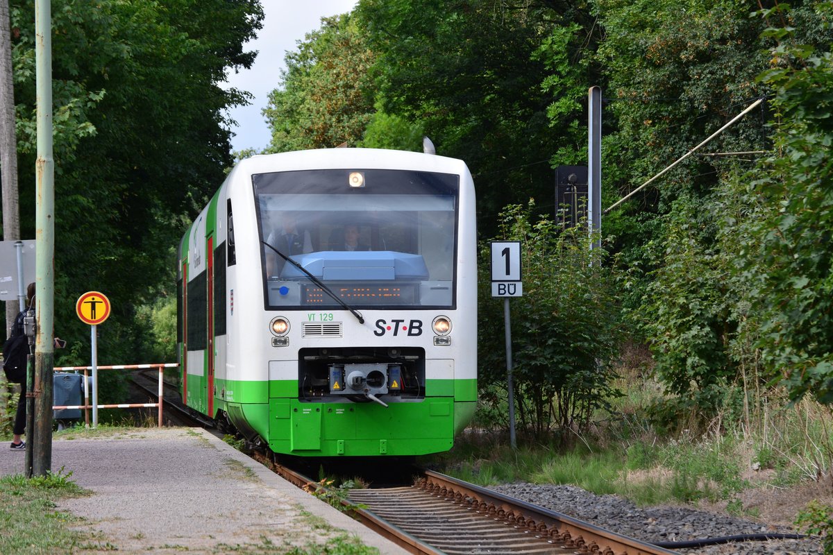 VT129 fährt als RB48 nach Fröttstedt in Waltershausen/Schnepfental ein.

Waltershausen 11.08.2018