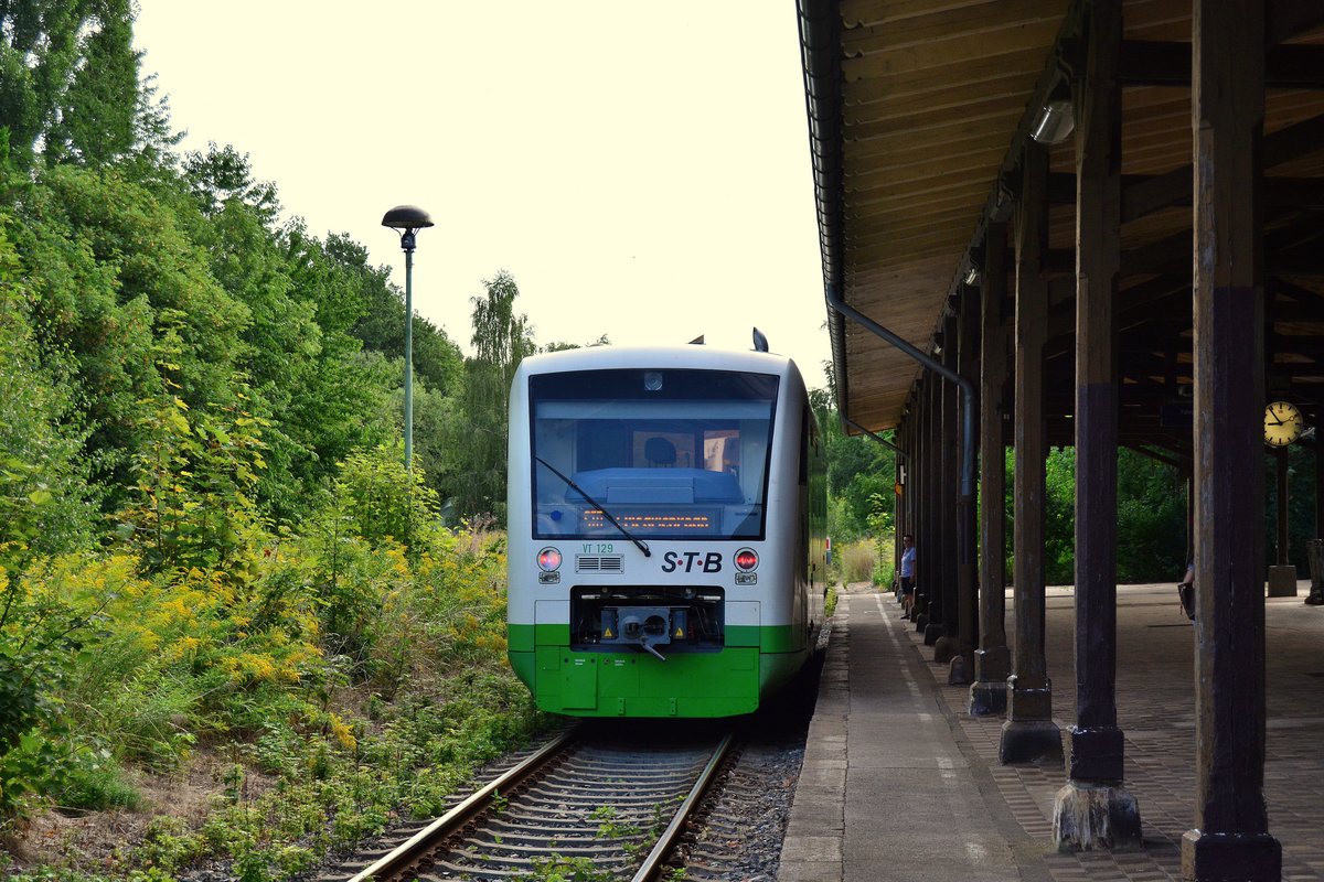 VT129 der Süd Thüringen Bahn hat Friedrichroda erreicht und wartet nun auf abfahrt.

Friedrichroda 11.08.2018