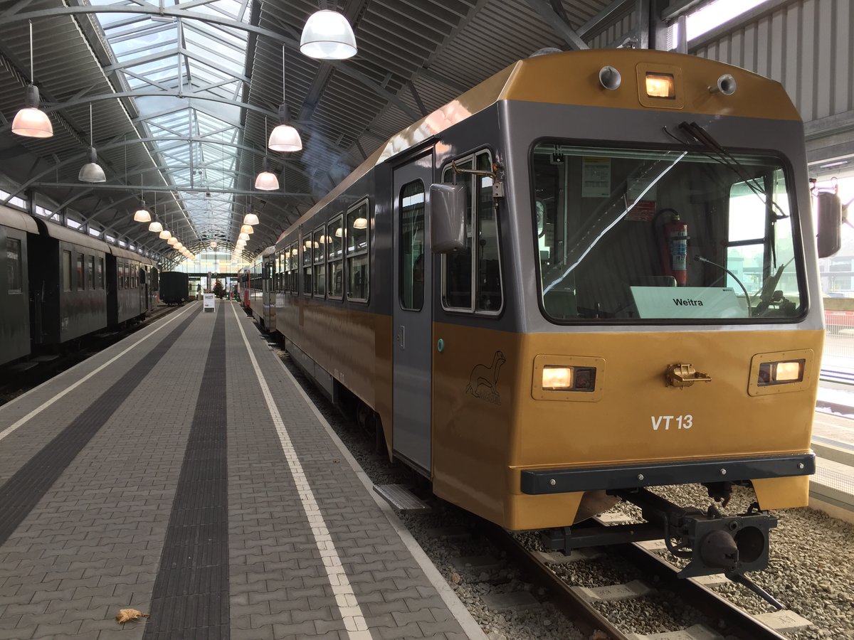 VT13 + VT11 der Waldviertlerbahn (NÖVOG) warten am 02.12.2017 in Gmünd auf die Abfahrt nach Weitra.