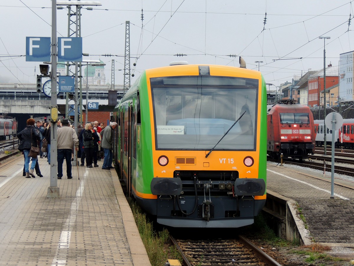 VT15 und V19 der Waldbahn werden als P13 d.Ilztalbahn in Passau-Hbf regelrecht gestrmt; 131012