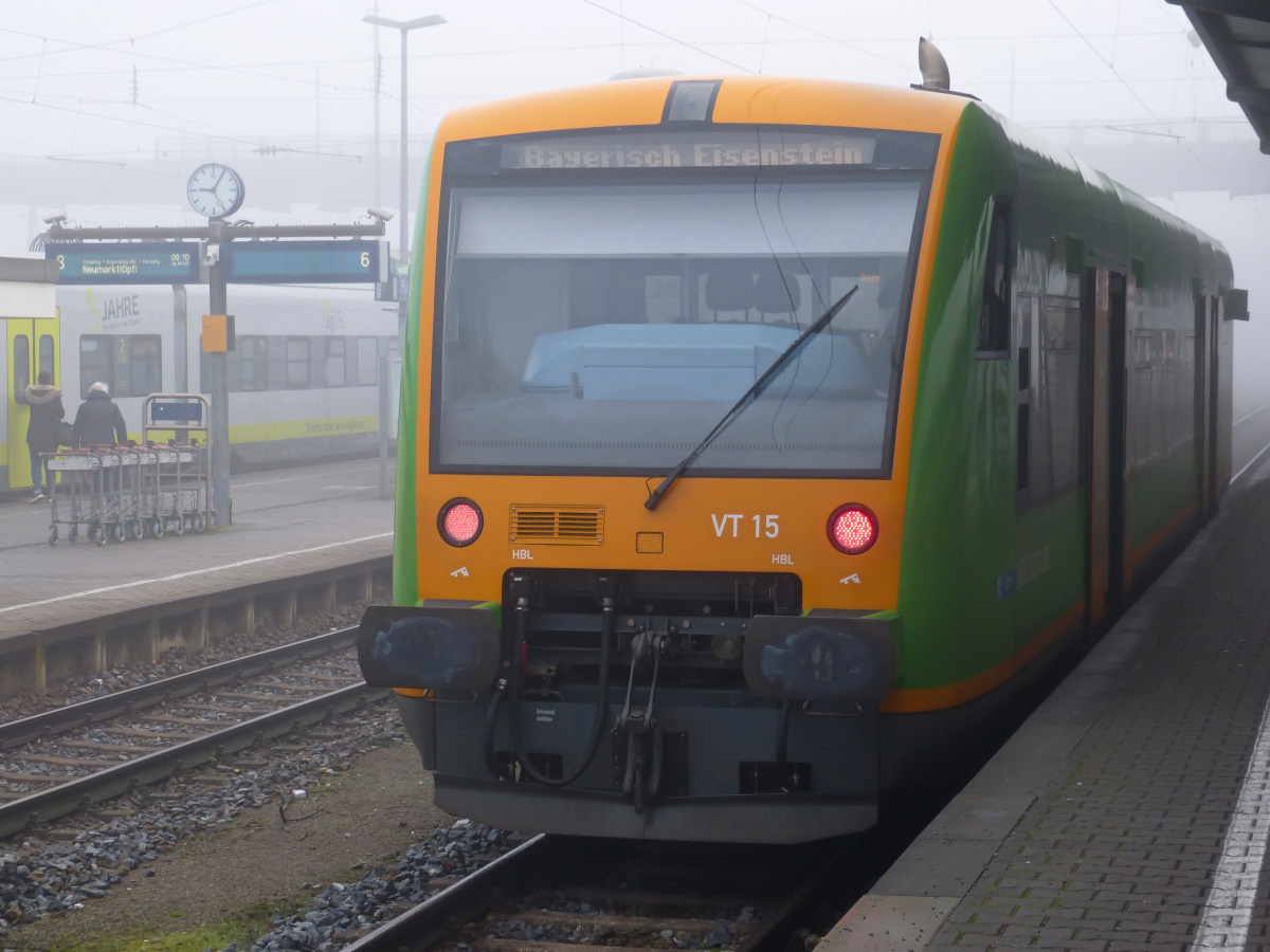 VT15 der Waldbahn am 19.12.2015 frühs kurz nach 9 im wie üblich nebligen Plattling