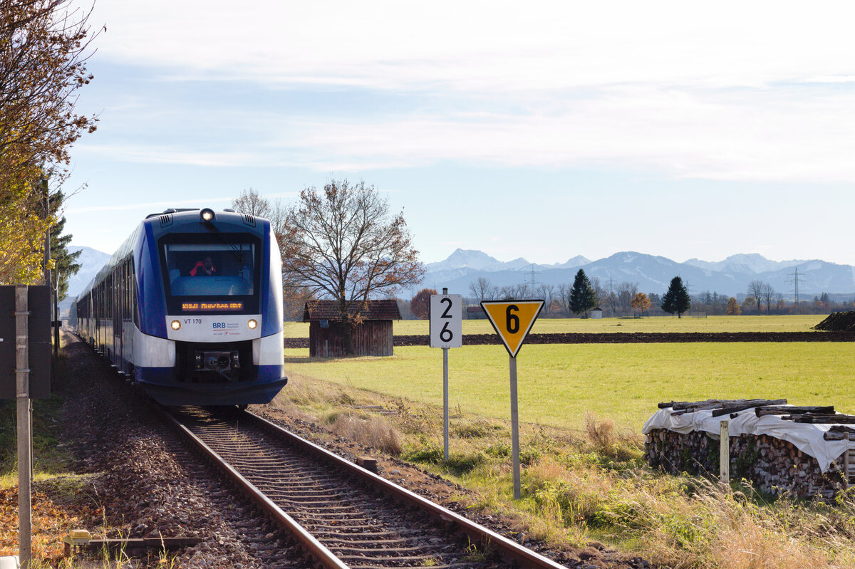 VT170+xxx als RB68 Füssen-München am 07.11.2021 bei der Einfahrt in Ebenhofen. Der Standpunkt befand sich in sicherer Entfernung auf dem Bahnsteig. 