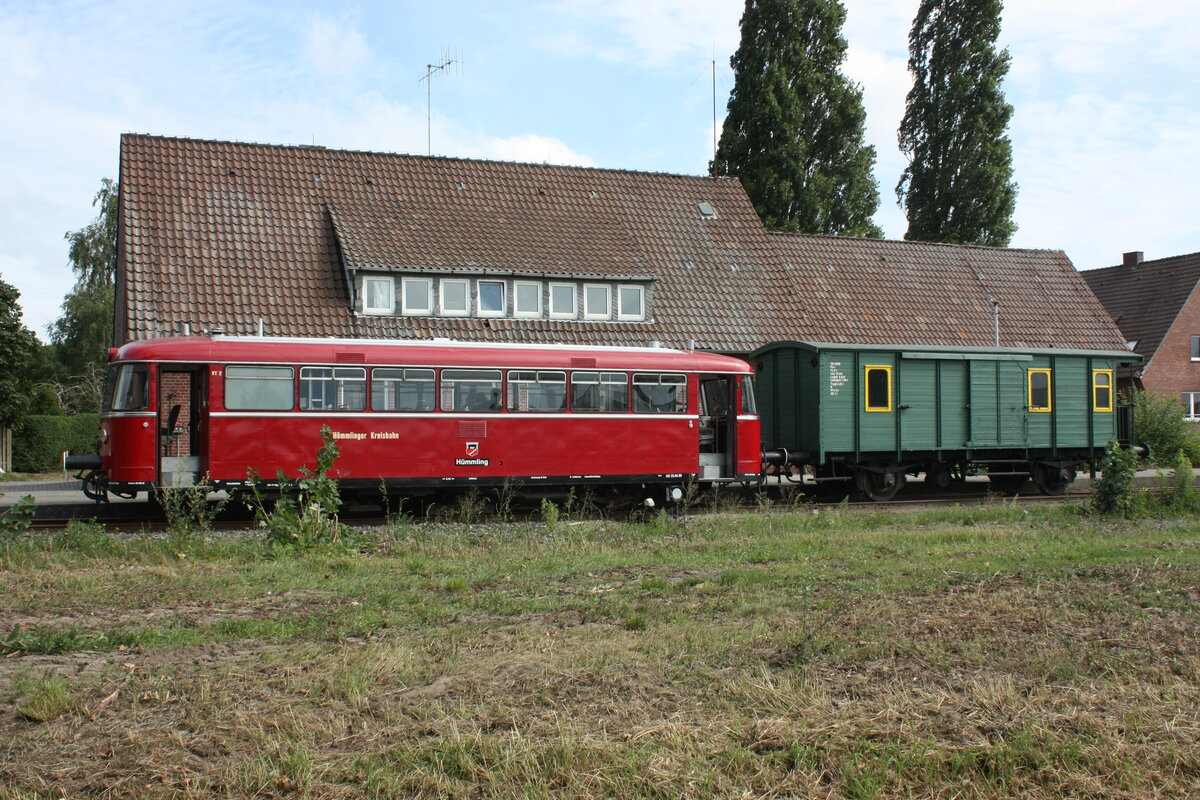 VT2 (ex DB 798 514-6) und Pwi 123 der  Museumsbahn Hümmlinger Kreisbahn  am 15.08.2010 im Bf. Sögel