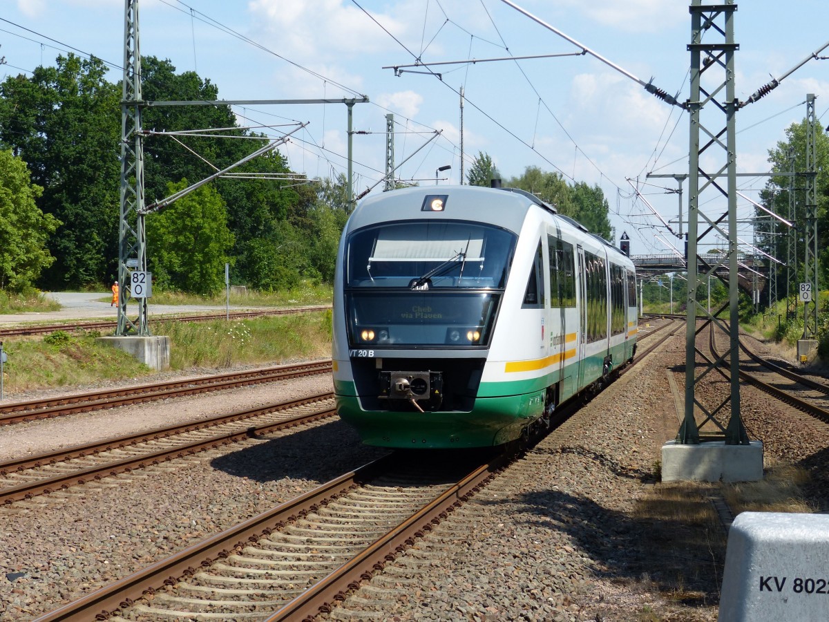 VT20 nach Cheb fährt am 22.07.2014 durch den Bahnhof Neumark(Vogtl.).