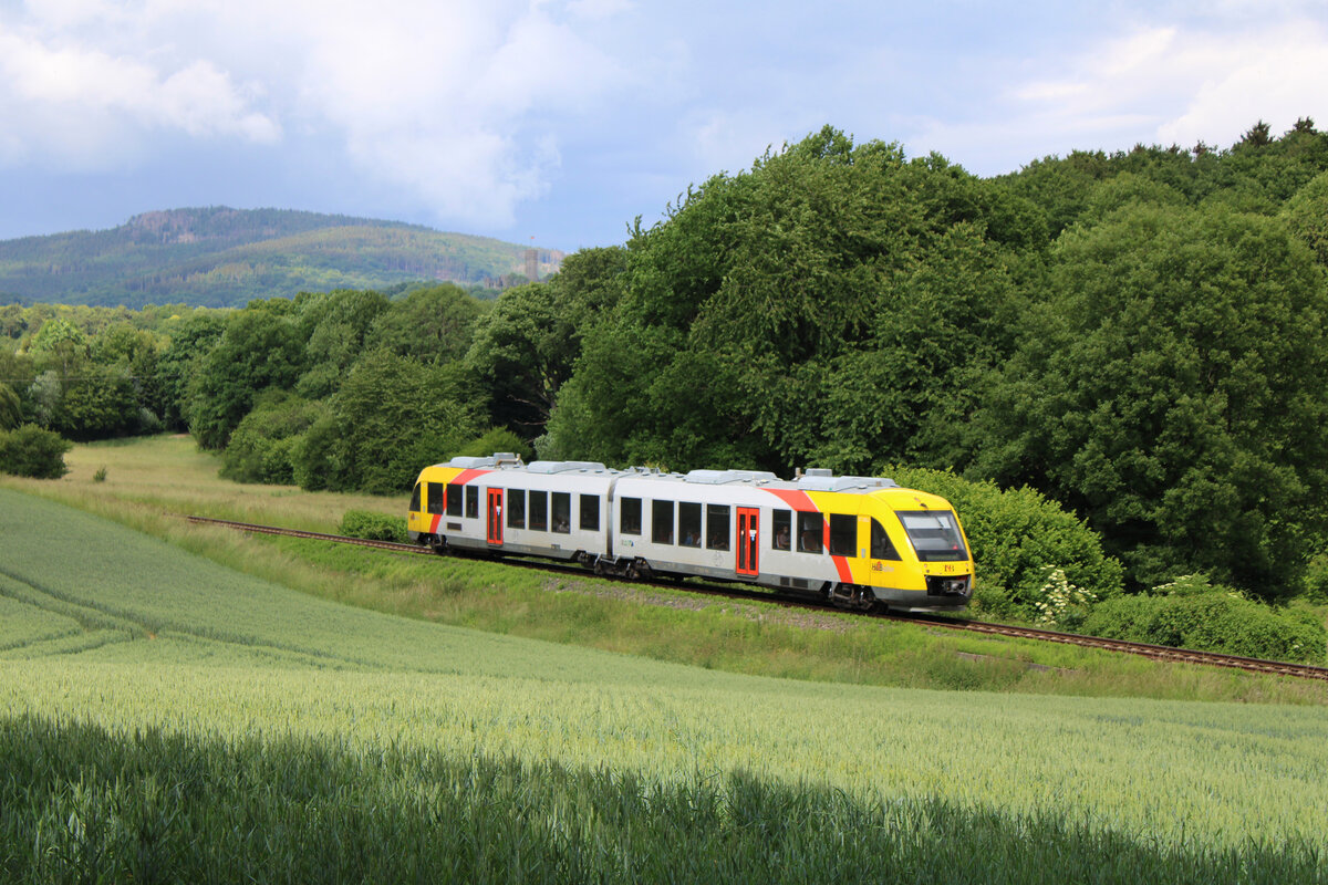 VT206 (648 406-6) der HLB Hessenbahn GmbH rollt am 06.06.2022 über die K-Bahn von Schneidhain in Richtung Kelkheim.