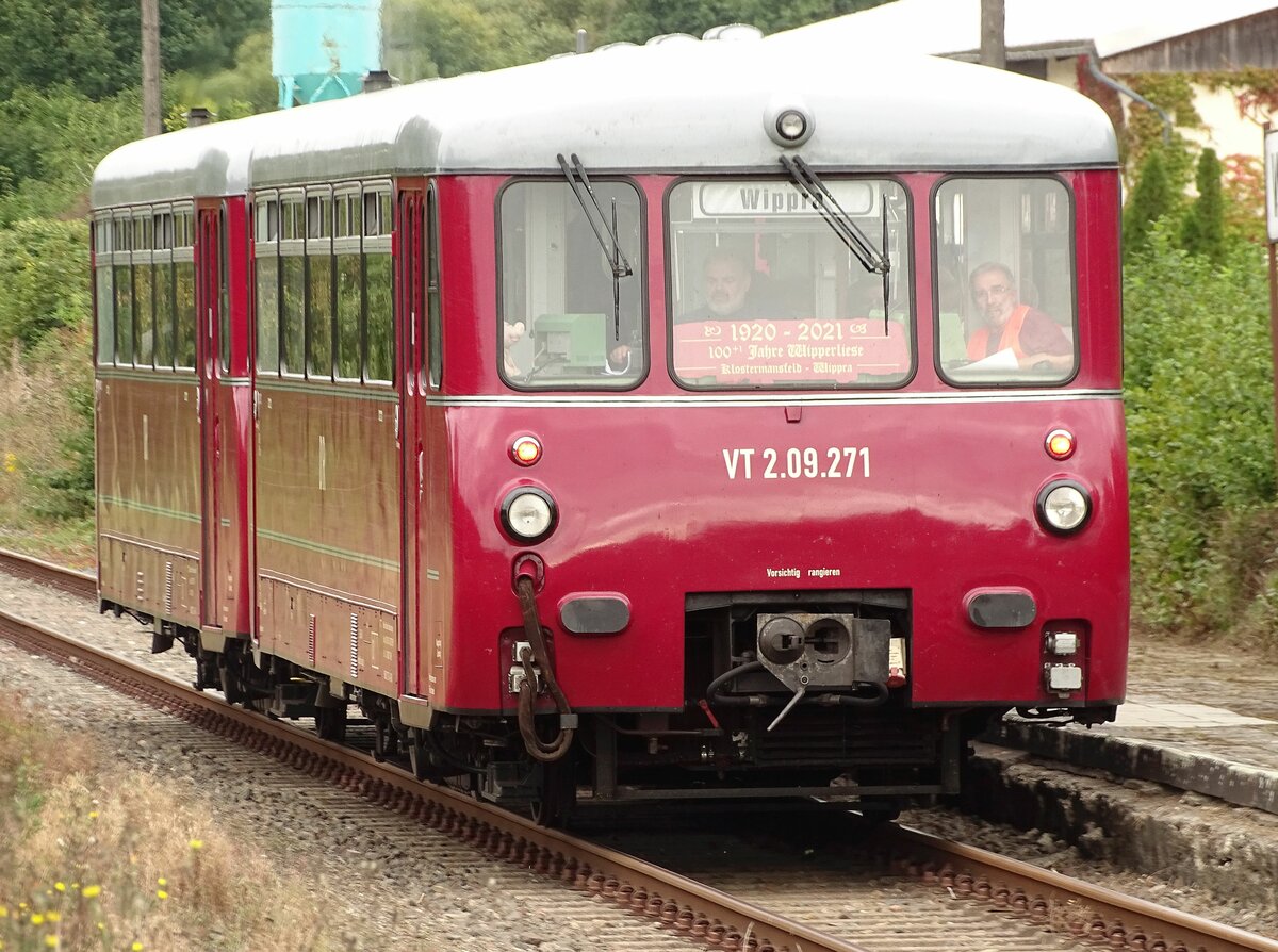 VT.2.09.271 (772 171) von Köstner Schienenbusreisen am 25.09.21 bei der Ausfahrt aus dem Bahnhof Wippra.