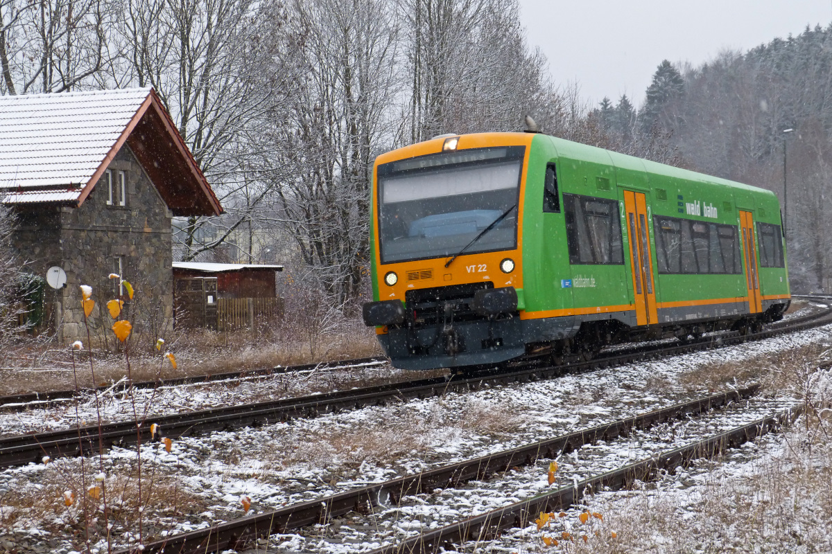 VT22 der Waldbahn bei der Einfahrt im Bahnhof Regen aus Richtung Bayrisch Eisenstein. 22.11.2015 Hier die wärmere Version von September: http://www.bahnbilder.de/bild/Deutschland~Unternehmen~Waldbahn/897433/vt-19-der-waldbahn-faehrt-aus.html
