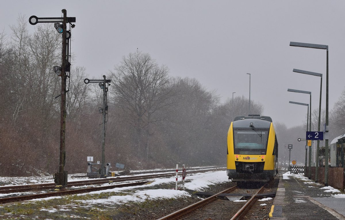 VT255 wartet bei leichtem Schneefall in Wilsenroth auf Abfahrt.

Wilsenroth 14.01.2021