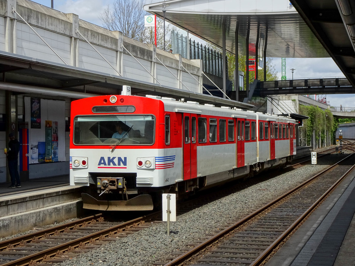 VT2.64 der AKN Eisenbahn als A3 nach Ulzburg Süd in Henstedt-Ulzburg, 03.05.2018.