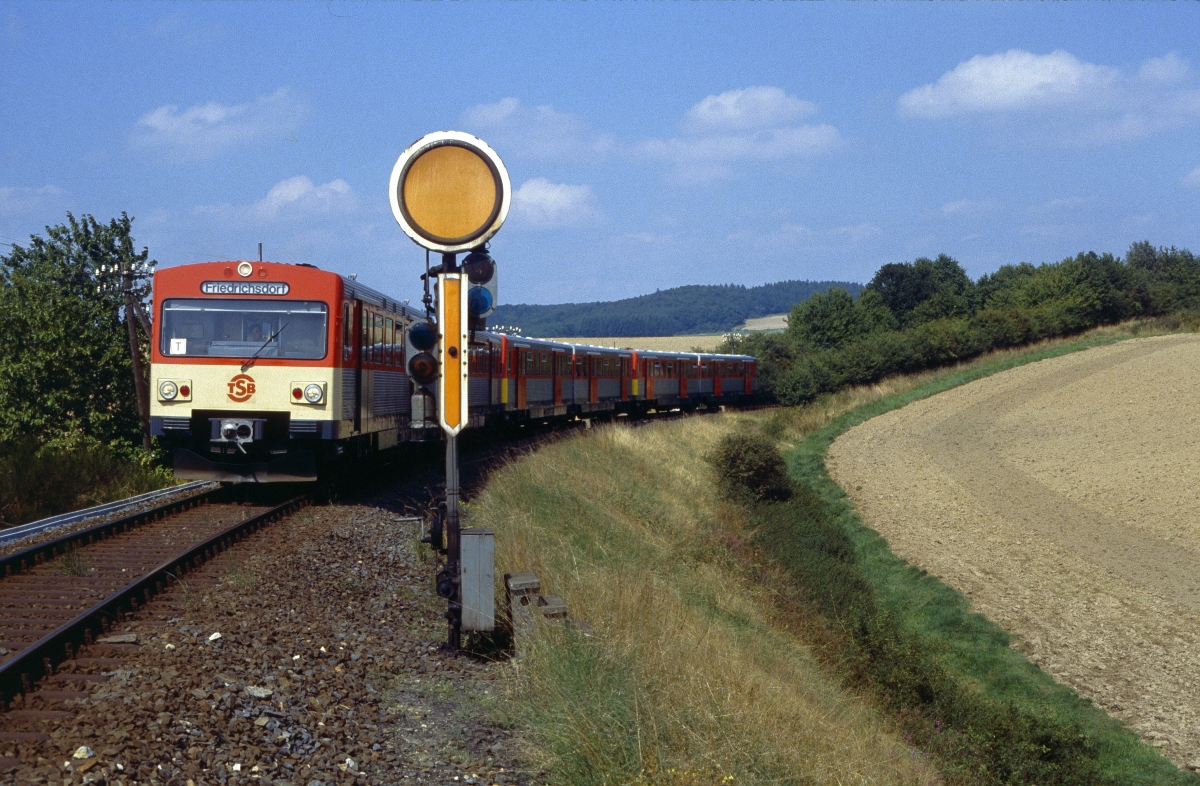 VT2E und Formsignale gab es nur während einer kurzen Übergangszeit. Einfahrvorsignal Grävenwiesbach am 17.8.1993.