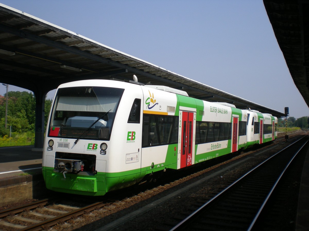 VT336 der Erfurter Bahn am 13.08.2015 als EB 80853 Leipzig - Saalfeld um 14:05 Uhr beim Halt in Zeitz. 
