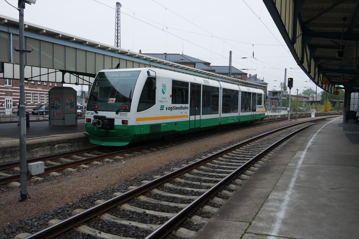 VT38 auf dem Weg ins Zwickauer Zentrum am 22.10.2015 auf dem Hauptbahnhof Zwickau.