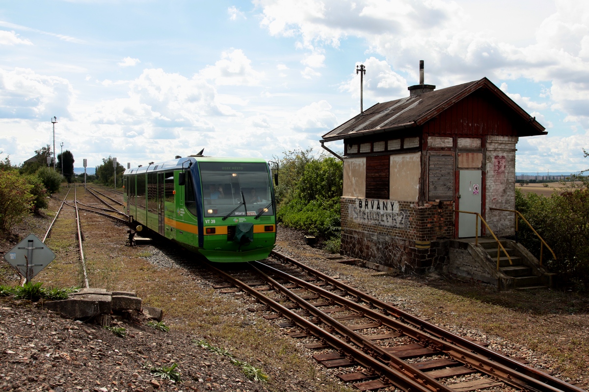 VT39 (654 039) der Die Länderbahn CZ, als Os6732 (Hřivice - Osek město), bei Ausf. aus dem Bf Břvany am 02.09.2020. Nicht nur der Triebwagen hat deutsche Beschriftungen, auch das Stellwerk 2 ist noch so bezeichnet.