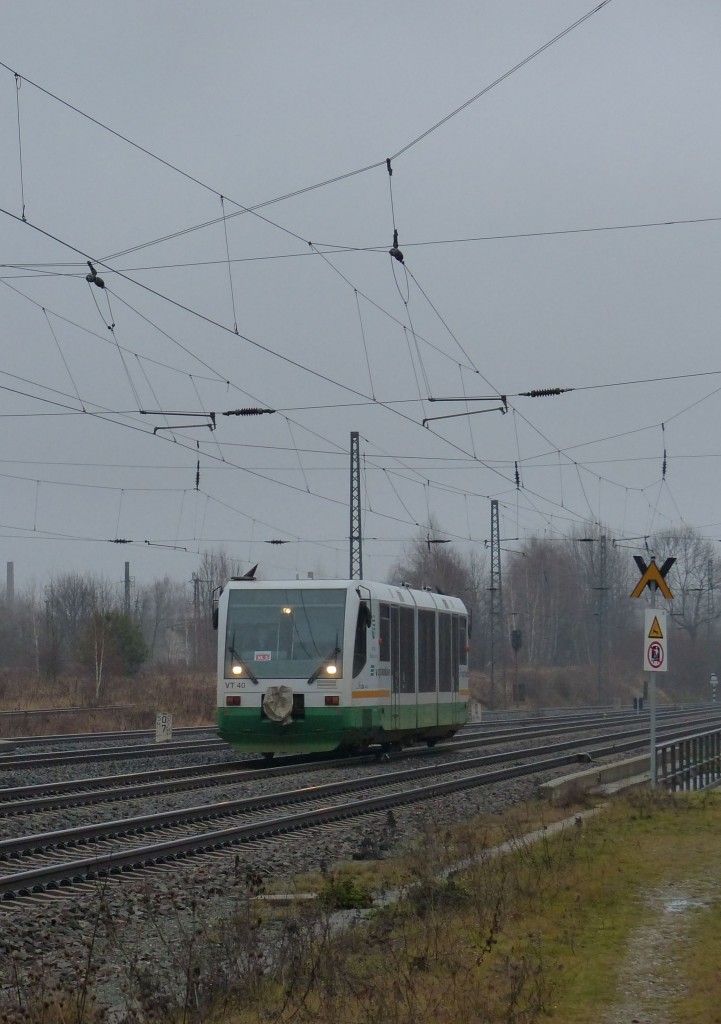 VT40 fährt am 14.12.2014 über die Zwickauer Olzmannbrücke.