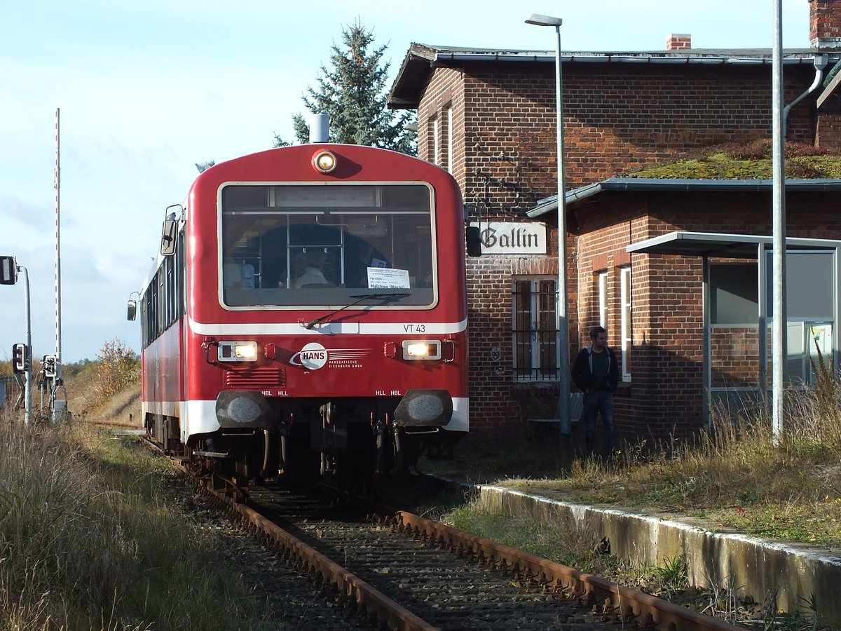 VT43 (NE81) der HANSeatischen Eisenbahn am 30.10.2016 auf Sonderfahrt im Bahnhof Gallin (Mecklenburgische Südbahn).