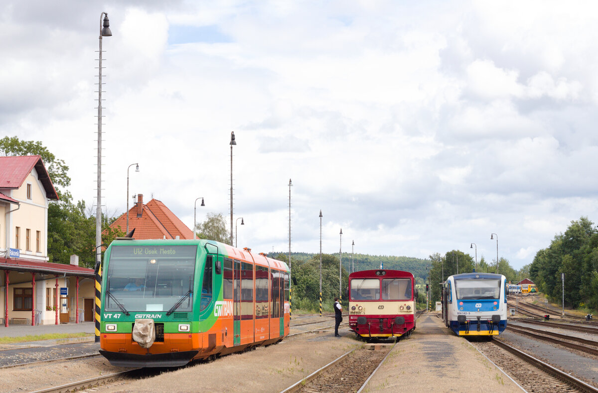 VT47 von GTW Train als U12 nach Osek Mesto sowie 810 050 und 914 142 am 27.08.2021 in Rakovnik. 