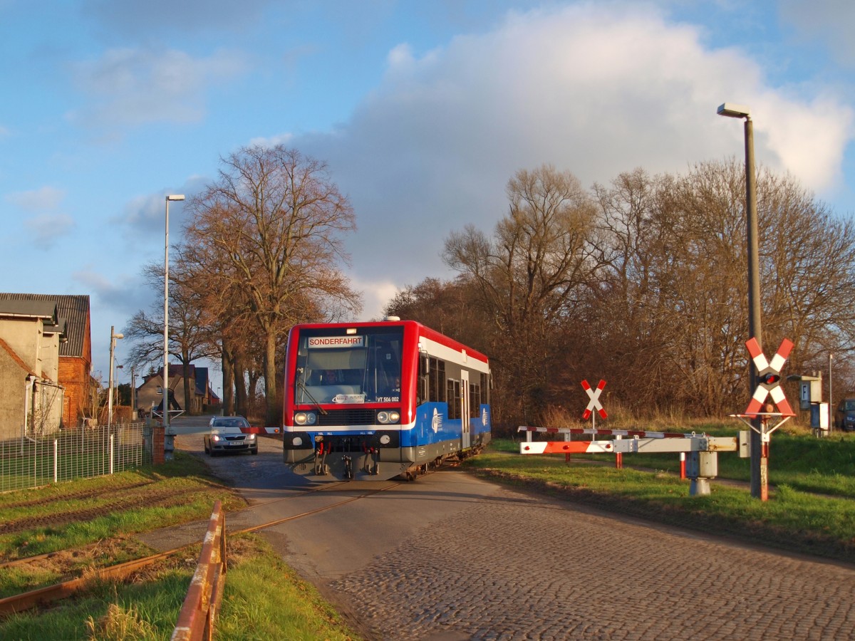 VT504 002 der von der EGP (Eisenbahngesellschaft Potsdam) neu gegründeten HANSeatischen Eisenbahn, überquert am frühen Nachmittag des 09.12.2014 als VGP70 nach Putlitz den Bahnübergang (WSSB-Wegübergang) in Kuhbier! Der Triebwagen kam gerade frisch von der Untersuchung und wurde sofort auf der Linie VGP70 eingesetzt... am Triebwagen stand das Untersuchungsdatum 09.12.2014!!!