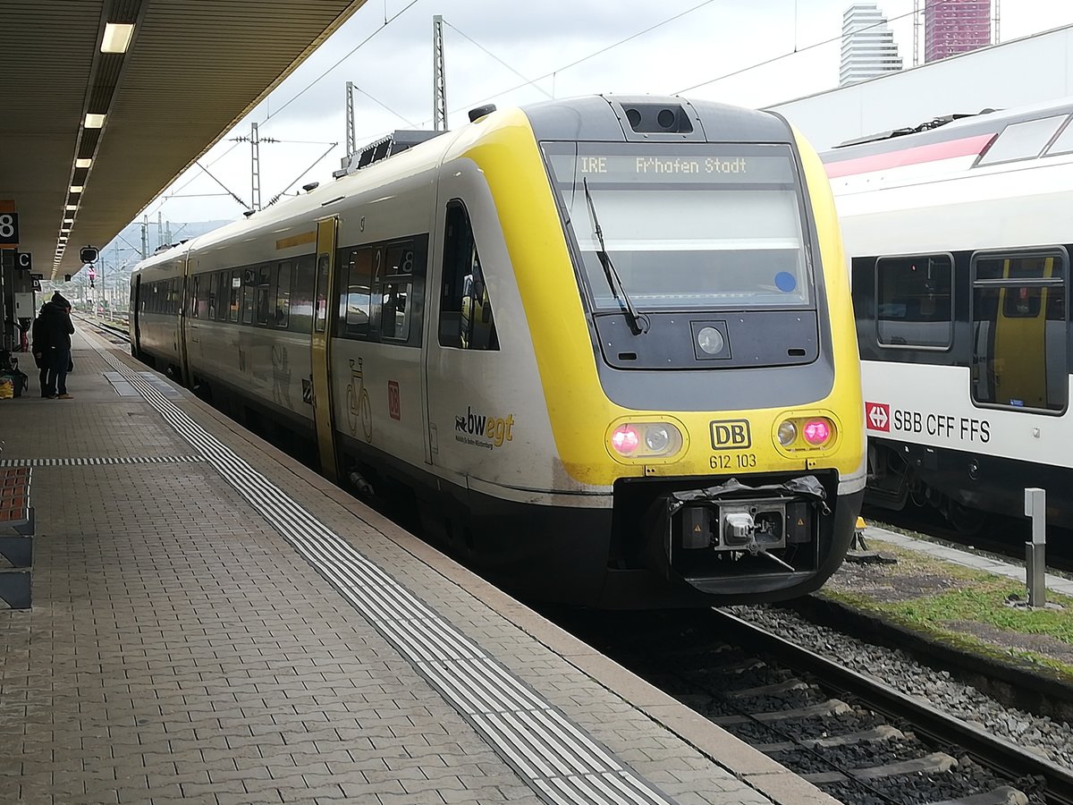 VT612 103 stand am 17.09.2020 in Basel bad. Bahnhof. Man wartete noch auf einen weiteren 612 Beide  würden gemeinsam in Kürze als IRE in Richtung Friedrichshafen fahren- am nördlichen Bodenseeufer entlang! 
